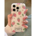⁦جراب هاتف لطيف بالفراولة بشاشة كاملة⁩ - الصورة ⁦3⁩